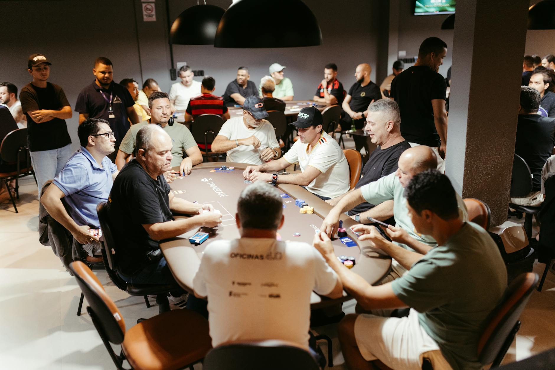 Minh họa bố cục cơ bản của một bàn baccarat với ba cửa cược chính.