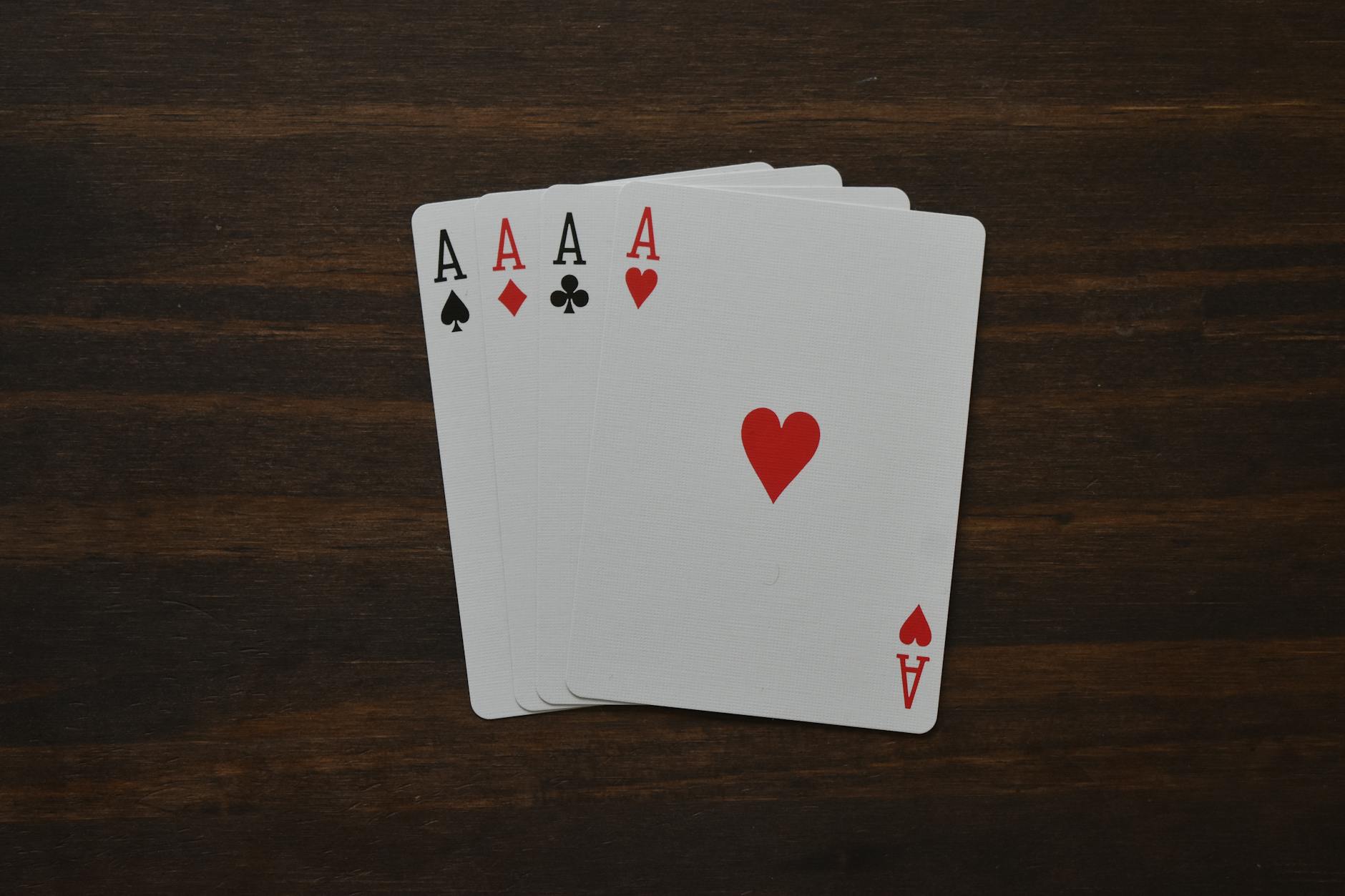 Giá trị từng lá bài trong baccarat: A tính 1, 10 và hình tính 0.