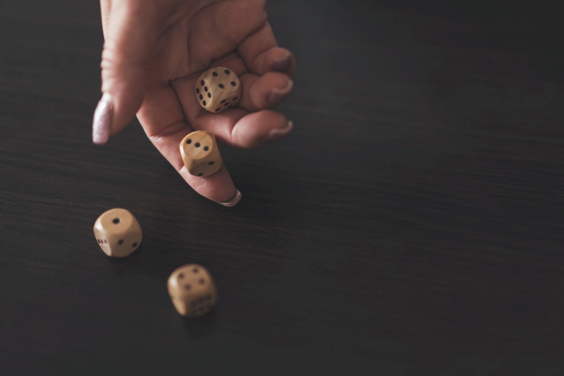 Một ván baccarat online thường diễn ra nhanh, hệ thống tự động chia và rút bài theo luật.